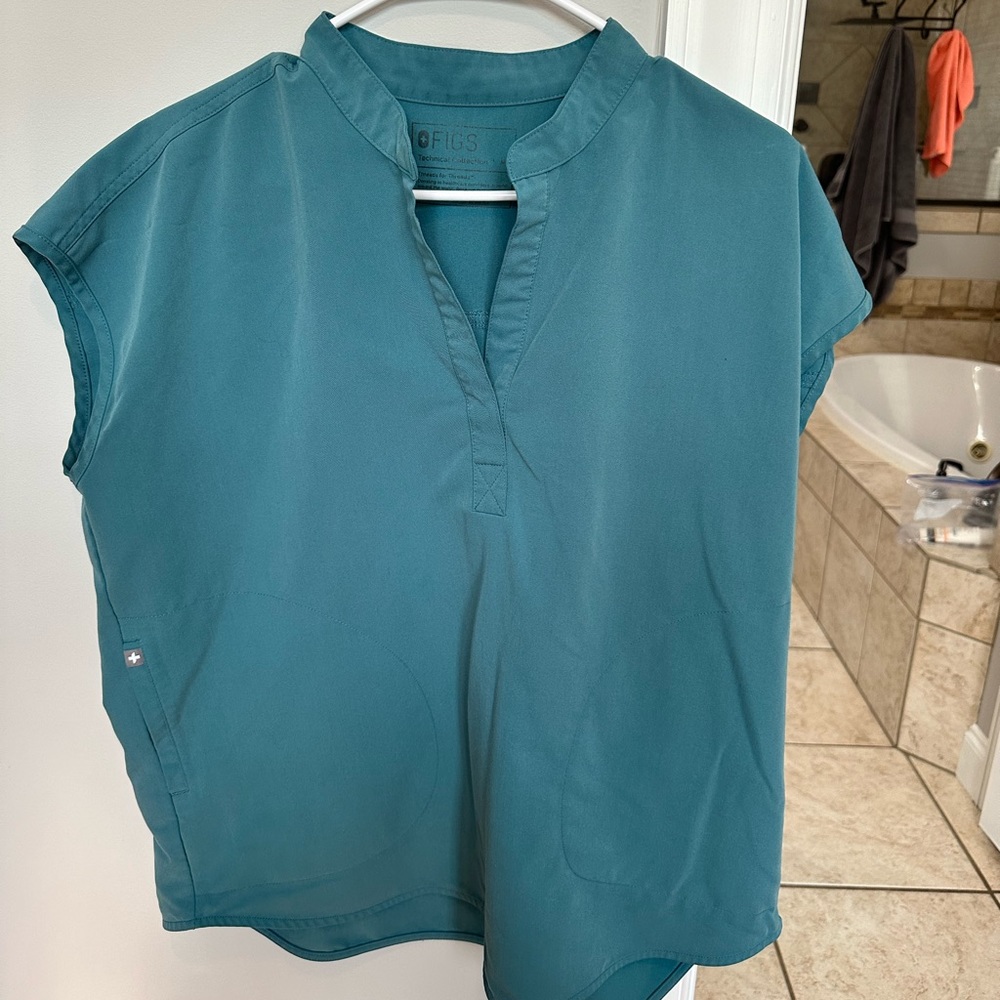 Figs scrub set. Top size medium with oversized fit, pants size large petite